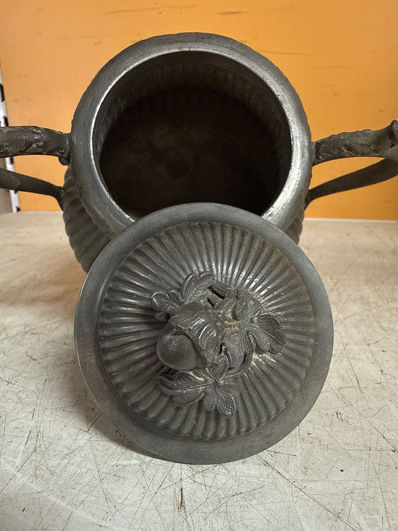 Pot en étain – Décoration – Ancien pot couvert godronné
