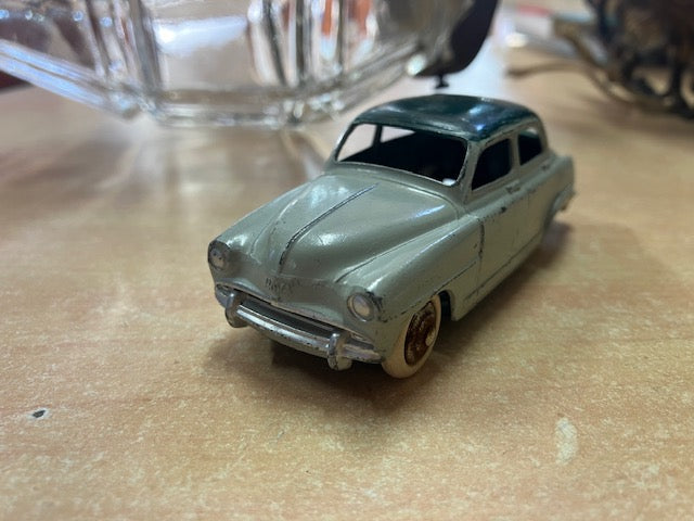 Voiture Dinky Toys Simca 9 Aronde 24U Tole
