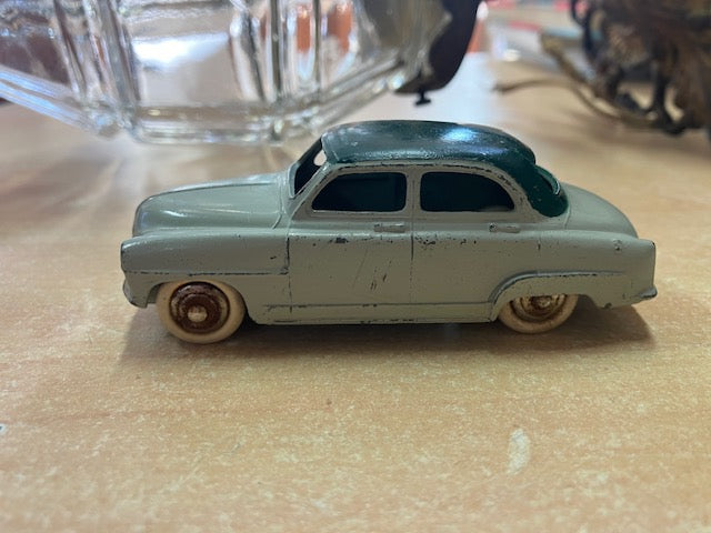 Voiture Dinky Toys Simca 9 Aronde 24U Tole