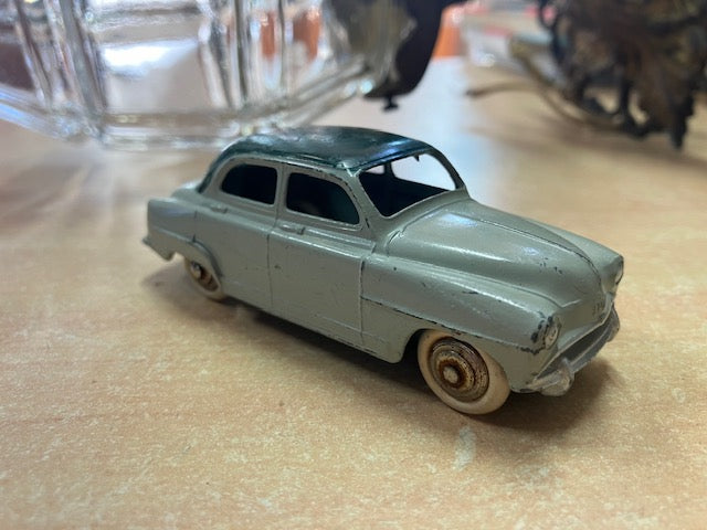 Voiture Dinky Toys Simca 9 Aronde 24U Tole