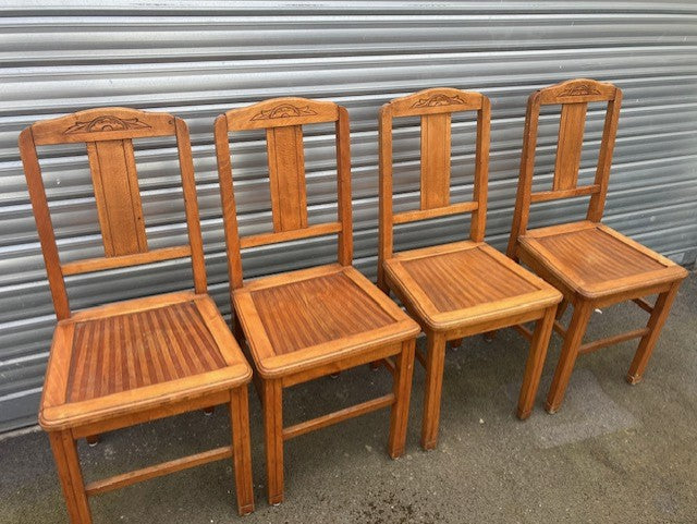 Ensemble de 4 chaises bois à restaurer