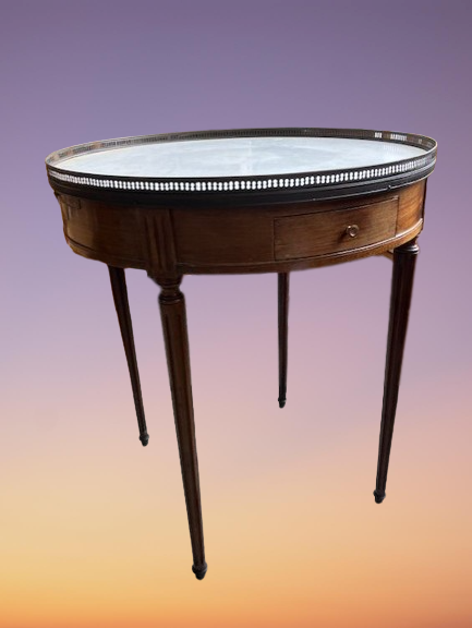 Table Bouillotte En Acajou , Plateau De Marbre Blanc A galerie De Bronze.