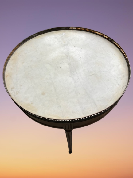 Table Bouillotte En Acajou , Plateau De Marbre Blanc A galerie De Bronze.