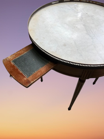 Table Bouillotte En Acajou , Plateau De Marbre Blanc A galerie De Bronze.