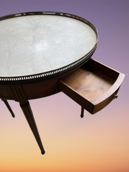 Table Bouillotte En Acajou , Plateau De Marbre Blanc A galerie De Bronze.