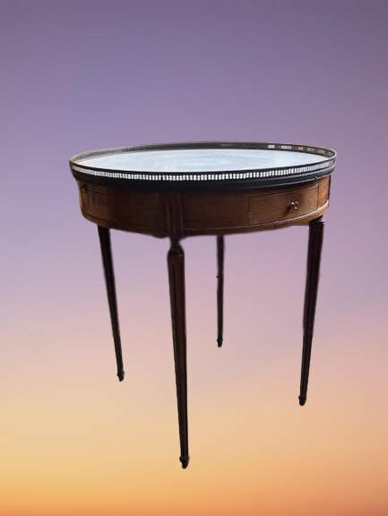 Table Bouillotte En Acajou , Plateau De Marbre Blanc A galerie De Bronze.