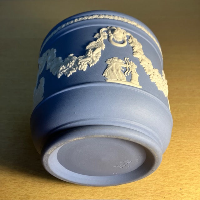 Cache Pot Bleu, En Biscuit Blanc, Sur Fond Bleu Ciel, De Wedgwood