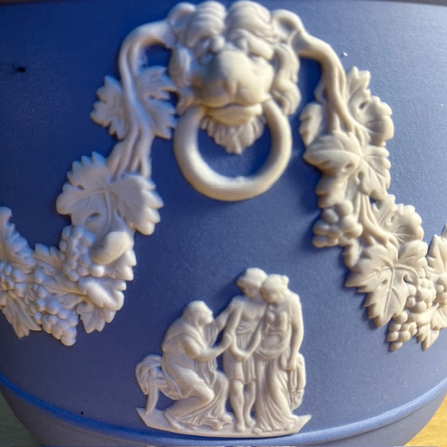 Cache Pot Bleu, En Biscuit Blanc, Sur Fond Bleu Ciel, De Wedgwood