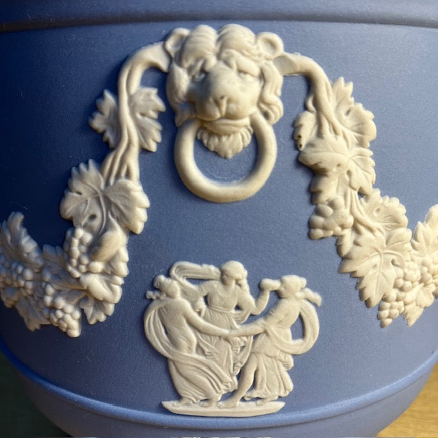 Cache Pot Bleu, En Biscuit Blanc, Sur Fond Bleu Ciel, De Wedgwood