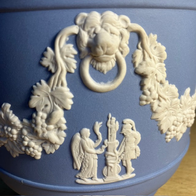 Cache Pot Bleu, En Biscuit Blanc, Sur Fond Bleu Ciel, De Wedgwood