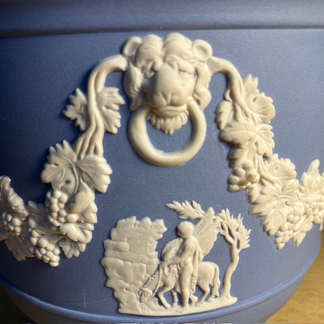 Cache Pot Bleu, En Biscuit Blanc, Sur Fond Bleu Ciel, De Wedgwood