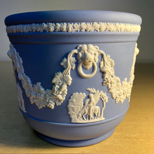 Cache Pot Bleu, En Biscuit Blanc, Sur Fond Bleu Ciel, De Wedgwood