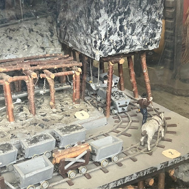 Maquette Fait Main, Représentant L'Exploitation De La Mine De Charbon