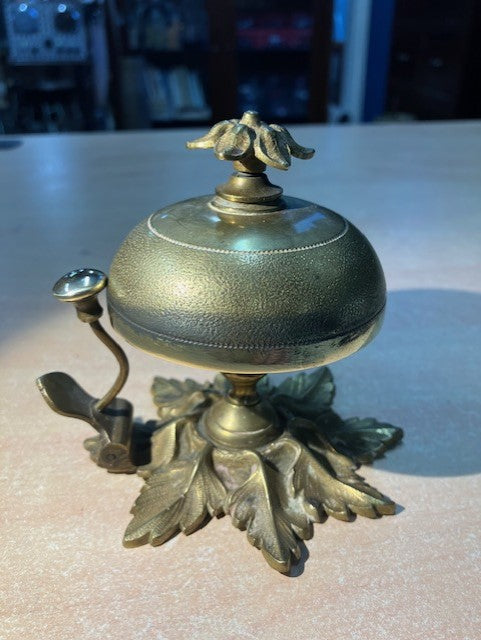 Sonnette De Table En Bronze Doré à Décor