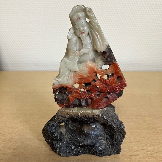 Sculpture En Pierre Naturelle En Agate Et Cornaline, Representant Un Personnage Asiatique