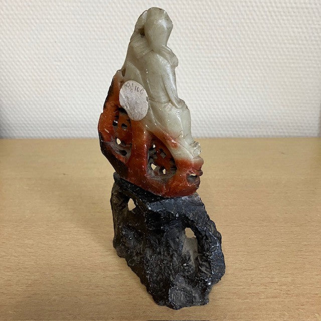 Sculpture En Pierre Naturelle En Agate Et Cornaline, Representant Un Personnage Asiatique