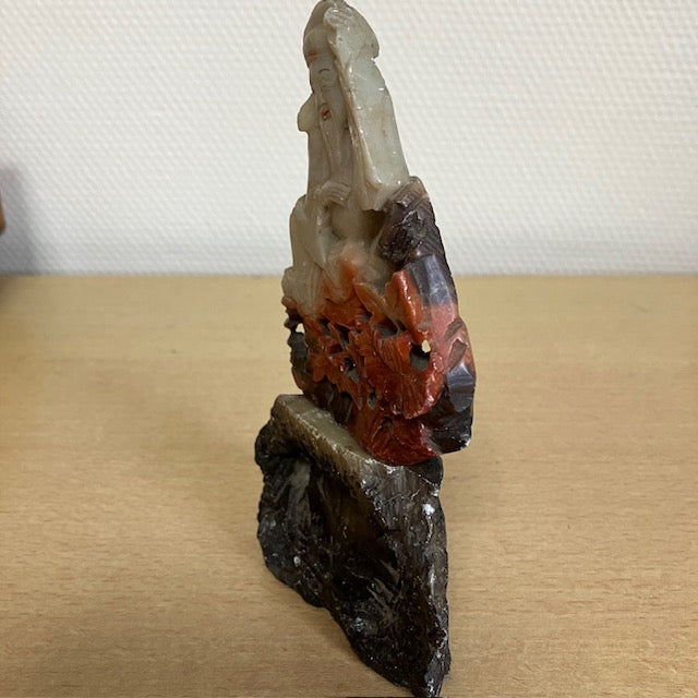 Sculpture En Pierre Naturelle En Agate Et Cornaline, Representant Un Personnage Asiatique