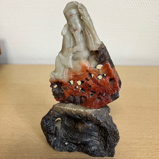 Sculpture En Pierre Naturelle En Agate Et Cornaline, Representant Un Personnage Asiatique