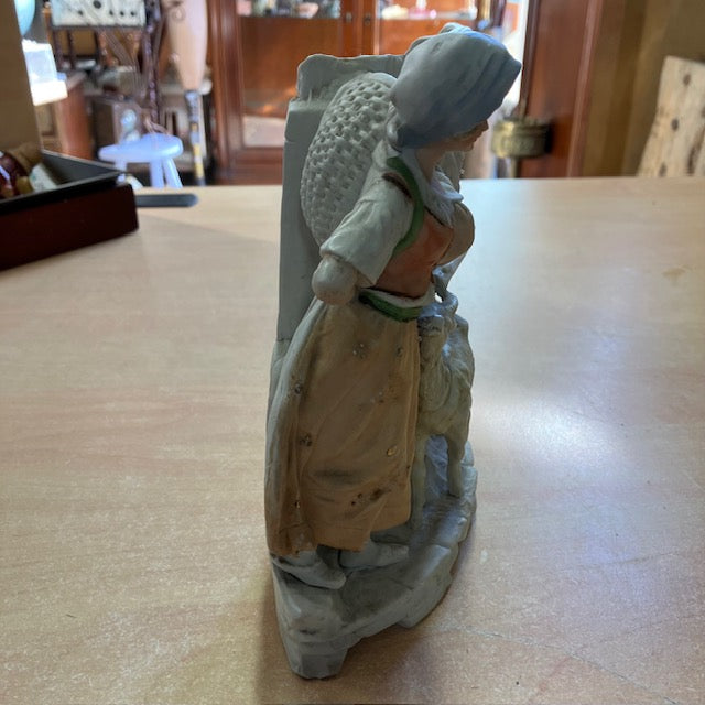 Statuette En Biscuit, Vase, Représentant Une Femme Et Une Chèvre