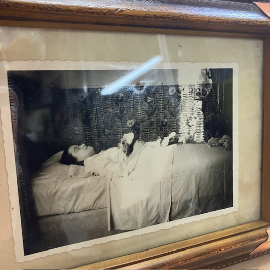 Photographie, D'Un Défunt En Chambre Mortuaire, Sous Cadre