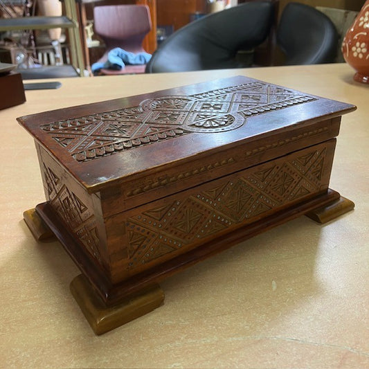Boite A Musique, En Bois Décor Gravure Et Perles