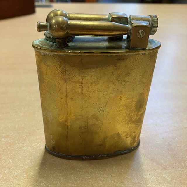 Briquet de table Ancien Essence ( plaque Ministère Des Finances)