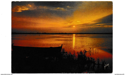 CPA PHOTO timbre Armoirie monts de marsan couleurs et lumière de France coucher de soleil