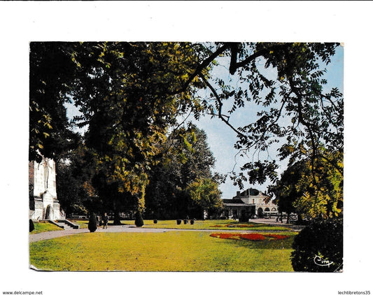 Carte postale - Moulins allier la gare le square général Leclerc