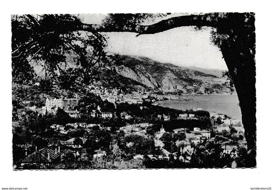 Carte postale - 914 MENTON Vue prise entre les pins