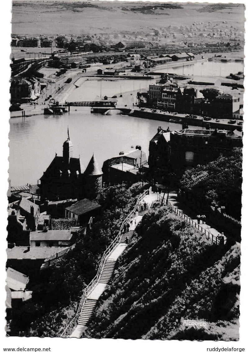 Carte postale - le tréport 3771 la mairie les escaliers digue port jetées phare à la marée haute plage falaise