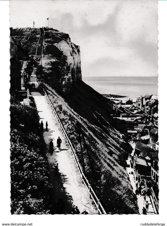 Carte postale - le tréport B.3606 les escaliers d’accès aux terrasses digue port jetées phare à la marée haute plage falaise