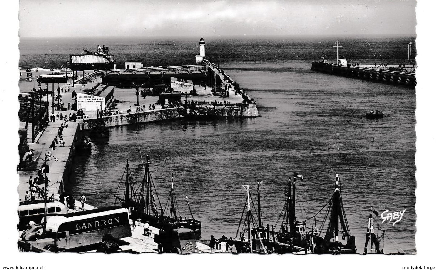 Carte postale -  le tréport 19 l'avant port et l'entrée des jetées le phare à la marée haute la plage et les falaises