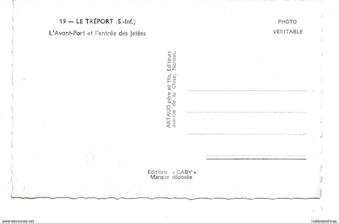 Carte postale -  le tréport 19 l'avant port et l'entrée des jetées le phare à la marée haute la plage et les falaises