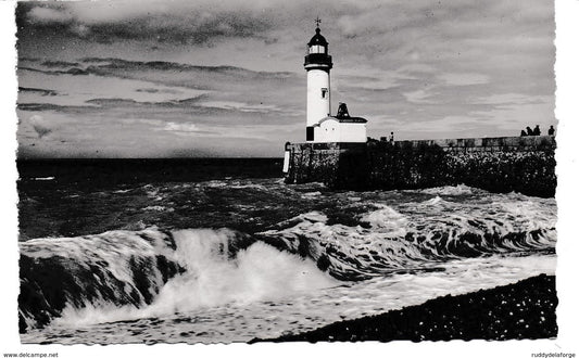 Carte postale - le tréport le phare à la marée haute 3602 la plage et les falaises