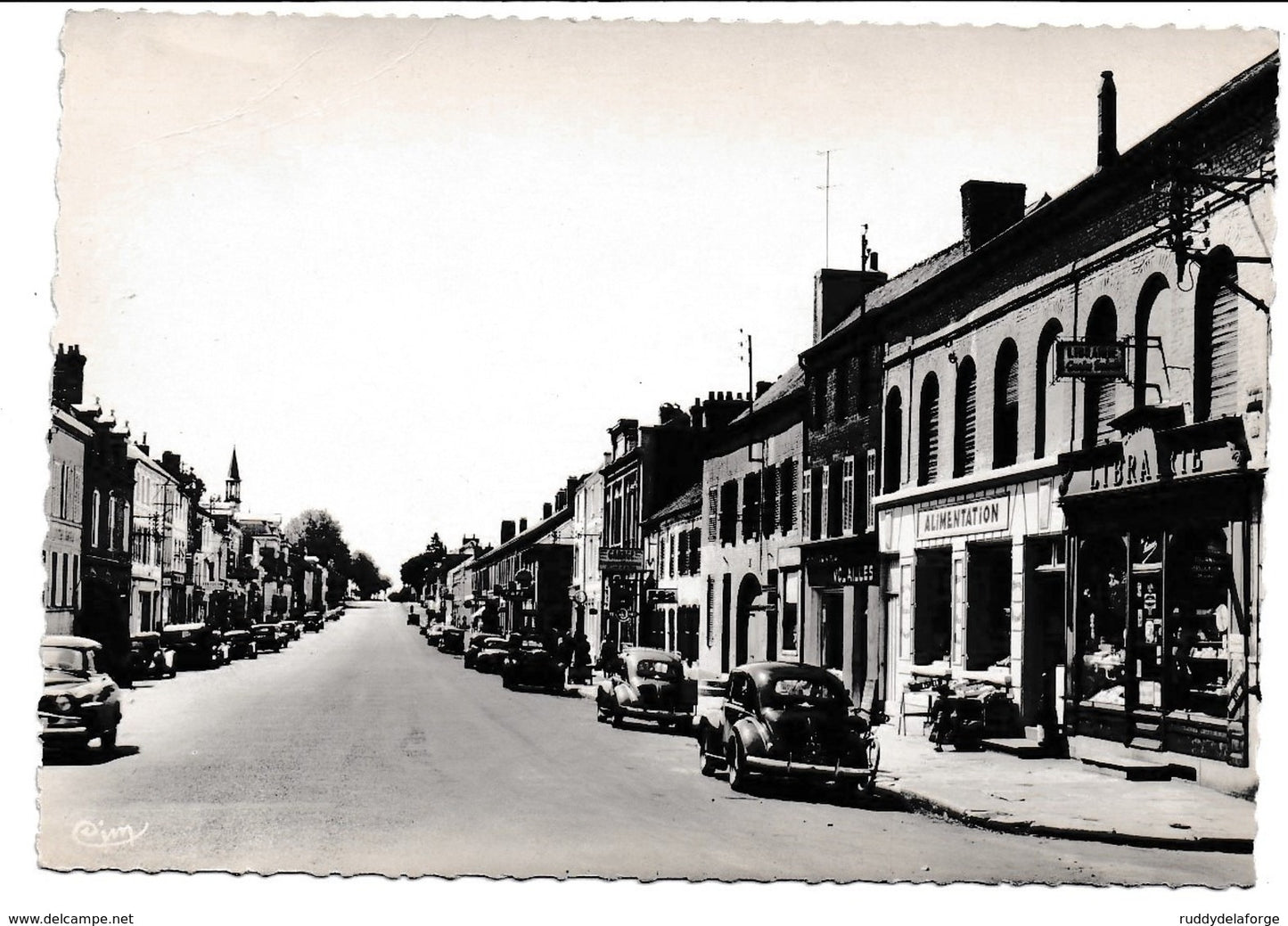 Carte postale - 000 LA CAPELLE AISNE AVENUE GÉNÉRAL DE GAULLE Vielles voitures commerces garage